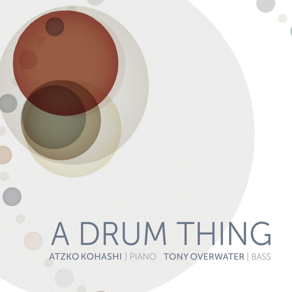 A Drum Thing von Atzko Kohashi und Tony Overwater interpretiert Stücke von Schlagzeugern neu – Bild: Jazz in Motion Records